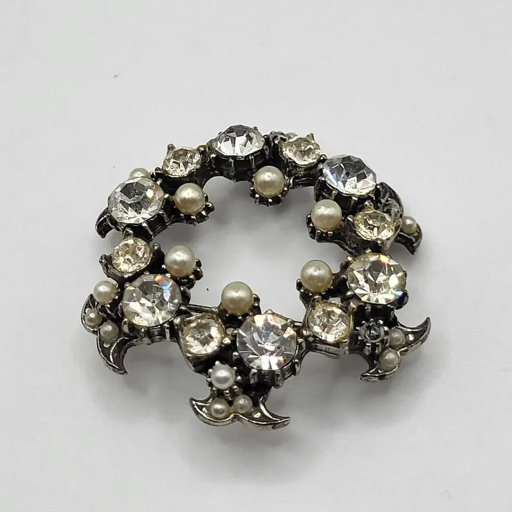 Vintage Gunmetal Pearl Rhinestone Schreiner Style Wreath Brooch Pin 2in